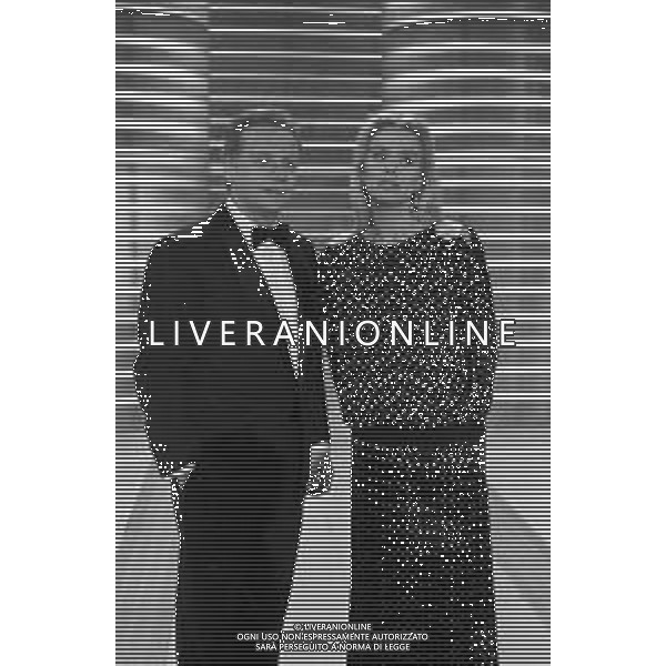 JOHNNY DORELLI CON LA MOGLIE GLORIA GUIDA NELLA TRASMISSIONE TELEVISIVA \'PREMIATISSIMA\' NELL\'ANNO 1985 - RETROSPETTIVA AG. ALDO LIVERANI SAS