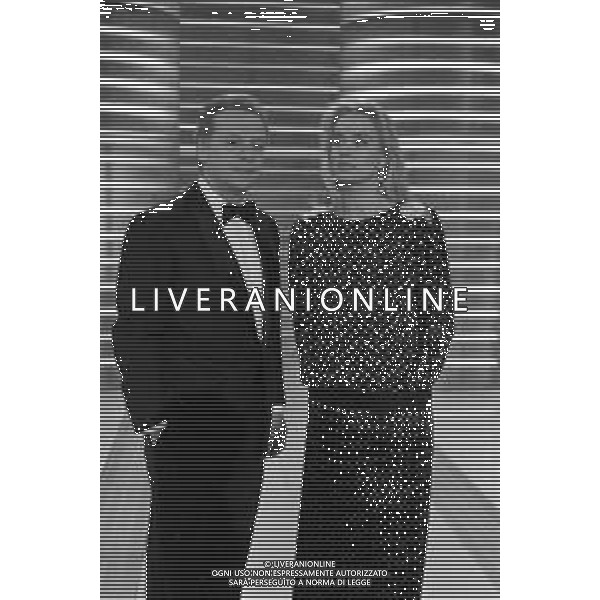 JOHNNY DORELLI CON LA MOGLIE GLORIA GUIDA NELLA TRASMISSIONE TELEVISIVA \'PREMIATISSIMA\' NELL\'ANNO 1985 - RETROSPETTIVA AG. ALDO LIVERANI SAS