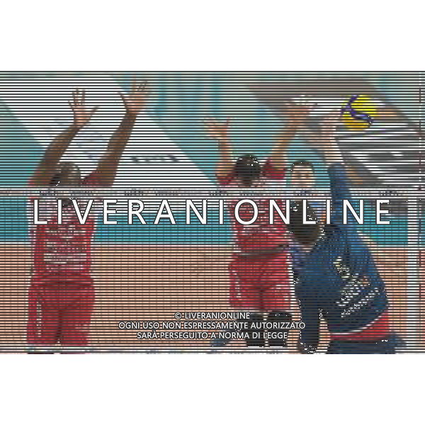 Muro Gas Sales Bluenergy Volley Piacenza durante la partita tra WithU Verona e Gas Sales BlueEnergy Piacenza Volley valida per gli ottavi di finale della DelMonte Coppa Italia di Volley 2023, Verona Italia, 29 Dicembre 2022 presso il pala AGSM-AIM di Verona. ©Roberto Tommasini /Agenzia Aldo Liverani Sas