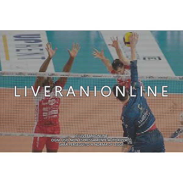Muro di Yuri Romanò Gas Sales Bluenergy Volley Piacenza durante la partita tra WithU Verona e Gas Sales BlueEnergy Piacenza Volley valida per gli ottavi di finale della DelMonte Coppa Italia di Volley 2023, Verona Italia, 29 Dicembre 2022 presso il pala AGSM-AIM di Verona. ©Roberto Tommasini /Agenzia Aldo Liverani Sas
