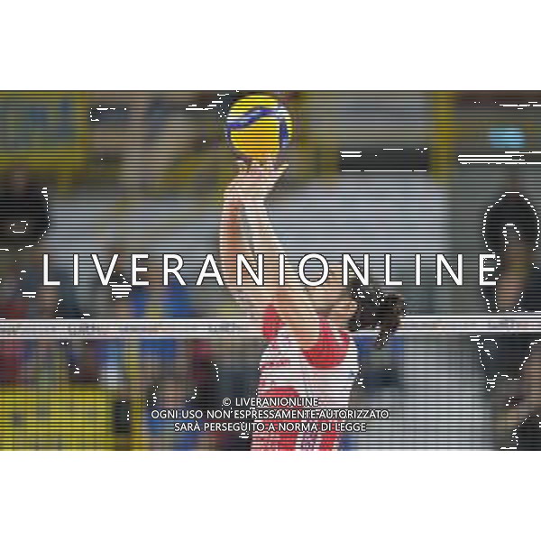 Palleggio di Antoine Brizard - Gas Sales Bluenergy Volley Piacenza durante la partita tra WithU Verona e Gas Sales BlueEnergy Piacenza Volley valida per gli ottavi di finale della DelMonte Coppa Italia di Volley 2023, Verona Italia, 29 Dicembre 2022 presso il pala AGSM-AIM di Verona. ©Roberto Tommasini /Agenzia Aldo Liverani Sas