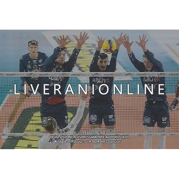 Muro WithU Verona di Aleks Grozdanov - WithU Verona e Maksim Sapozhkov - WithU Verona durante la partita tra WithU Verona e Emma Villas Aubay Siena valida per la decima giornata del campionato italiano di volley maschile serie A Superlega, Verona Italia, 4 Dicembre 2022 presso il pala AGSM-AIM di Verona. ©Roberto Tommasini /Agenzia Aldo Liverani Sas