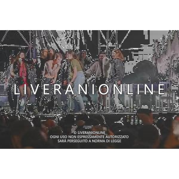 31-12-2022/1-1-2023, Capodanno 2023 a Cagliari: Concerto del cantante Blanco, vincitore San Remo 2022, per festeggiare arrivo 2023, in Via Roma, Lrgo Carlo Felice, Cagliari. Foto Salvatore Moi/agenzia Aldo Liverani sas. Nella foto: Blanco cantante, invita a salire sul palco alcunoi suoi fans, che ballano mentre lui canta