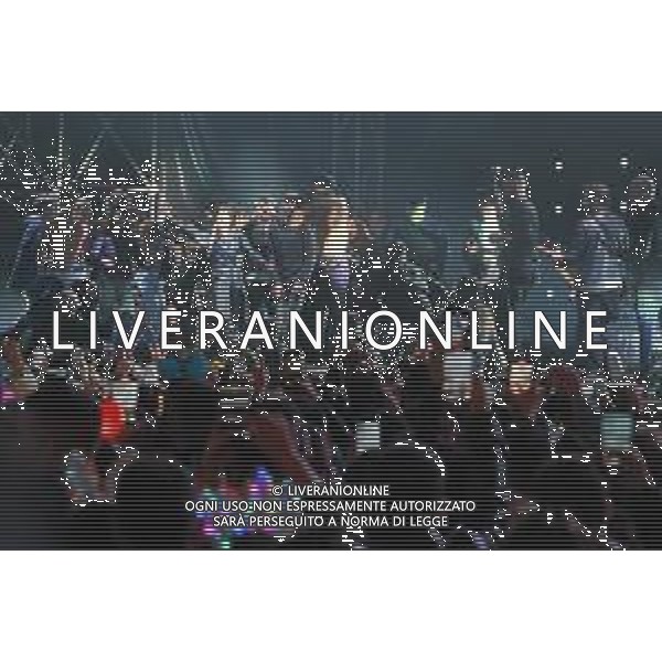 31-12-2022/1-1-2023, Capodanno 2023 a Cagliari: Concerto del cantante Blanco, vincitore San Remo 2022, per festeggiare arrivo 2023, in Via Roma, Lrgo Carlo Felice, Cagliari. Foto Salvatore , invita a salire sul palco alcunoi suoi fans, che ballano mentre lui canta