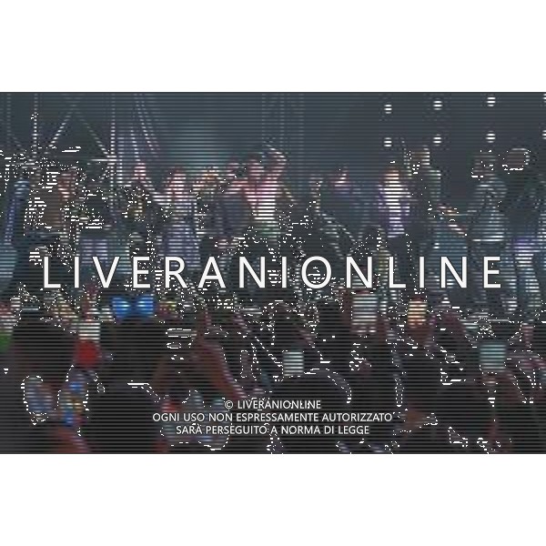 31-12-2022/1-1-2023, Capodanno 2023 a Cagliari: Concerto del cantante Blanco, vincitore San Remo 2022, per festeggiare arrivo 2023, in Via Roma, Lrgo Carlo Felice, Cagliari. Foto Salvatore Moi/agenzia Aldo Liverani sas. Nella foto: Blanco cantante, invita a salire sul palco alcunoi suoi fans, che ballano mentre lui canta