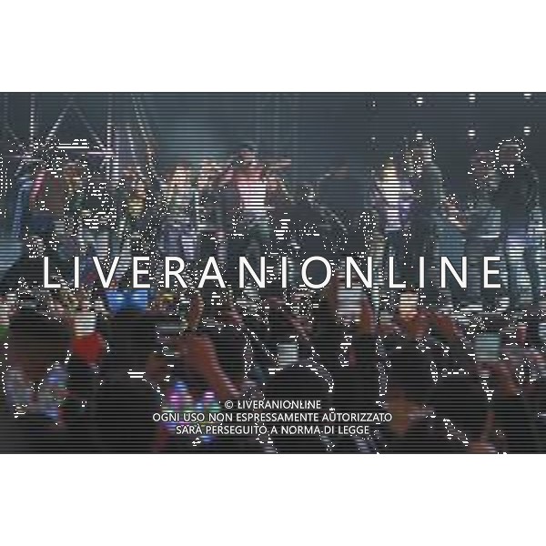 31-12-2022/1-1-2023, Capodanno 2023 a Cagliari: Concerto del cantante Blanco, vincitore San Remo 2022, per festeggiare arrivo 2023, in Via Roma, Lrgo Carlo Felice, Cagliari. Foto Salvatore Moi/agenzia Aldo Liverani sas. Nella foto: Blanco cantante., invita a salire sul palco alcunoi suoi fans, che ballano mentre lui canta