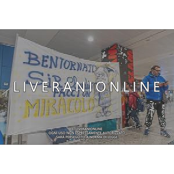 3-1-2023. Arrivo all\'aeroporto Mameli di Cagliari/Elmas, del nuovo allenatore del Cagliari Calcio Claudio Ranieri. Foto Salvatore Moi/agenzia Aldo Liverani sas. Nella foto: Striscione realizzato dai tifosi del Cagliari, per salutare arrivo nuovo allenatore Cagliari, Claudio Ranieri