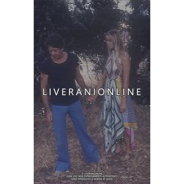 RETROSPETTIVA CORRADO PANI ATTORE NELLA FOTO CORRADO PANI NELL\'ANNO 1974 CON GLORIA GUIDA SUL SET DEL FILM “LA MINORENNE“ AG ALDO LIVERANI SAS   