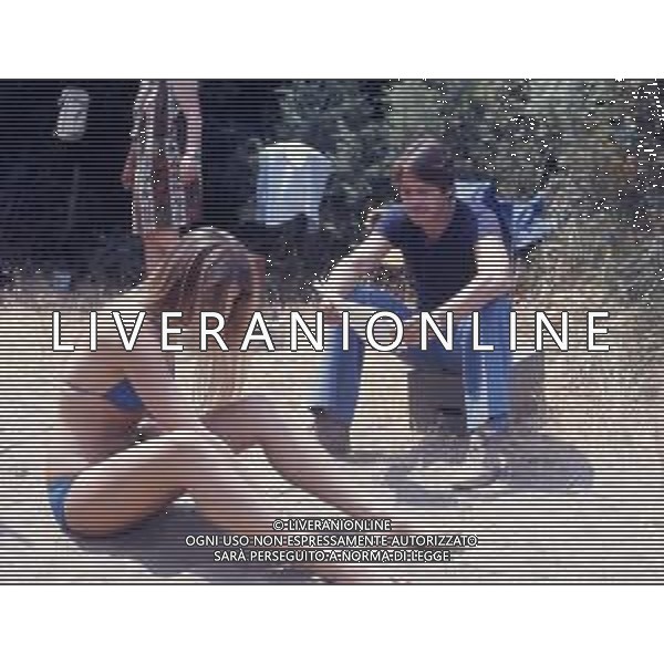 RETROSPETTIVA CORRADO PANI ATTORE NELLA FOTO CORRADO PANI NELL\'ANNO 1974 CON GLORIA GUIDA SUL SET DEL FILM “LA MINORENNE“ AG ALDO LIVERANI SAS   