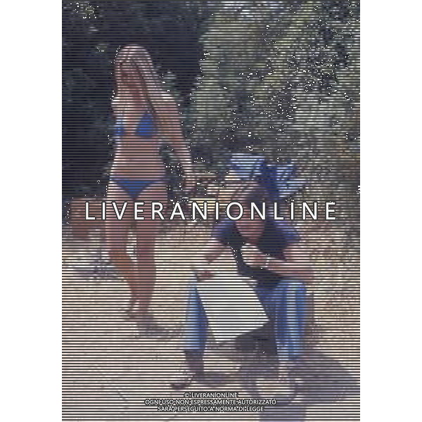 RETROSPETTIVA CORRADO PANI ATTORE NELLA FOTO CORRADO PANI NELL\'ANNO 1974 CON GLORIA GUIDA SUL SET DEL FILM “LA MINORENNE“ AG ALDO LIVERANI SAS   