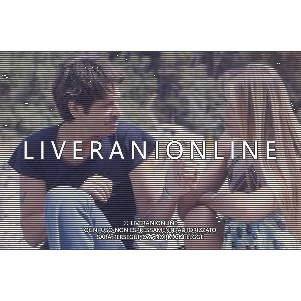 RETROSPETTIVA CORRADO PANI ATTORE NELLA FOTO CORRADO PANI NELL\'ANNO 1974 CON GLORIA GUIDA SUL SET DEL FILM “LA MINORENNE“ AG ALDO LIVERANI SAS   