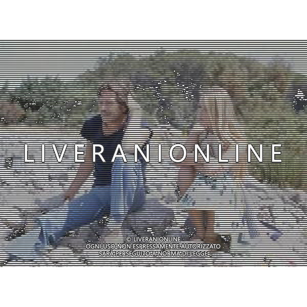 RETROSPETTIVA CORRADO PANI ATTORE NELLA FOTO CORRADO PANI NELL\'ANNO 1974 CON GLORIA GUIDA SUL SET DEL FILM “LA MINORENNE“ AG ALDO LIVERANI SAS   