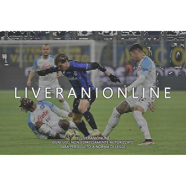 Nicolo\' Barella (Inter) tra Andre\' Franck Zambo Anguissa (Napoli) e Mathias Olivera (Napoli) Inter vs Napoli Milano 04-01-2023 Stadio Giuseppe Meazza - San Siro Campionato Serie A TIM - 16a giornata foto Roberto Garavaglia/ag. Aldo Liverani sas / AGENZIA ALDO LIVERANI SAS