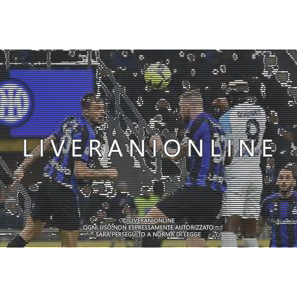 Milan Skriniar (Inter) anticipa Victor Osimhen (Napoli) Inter vs Napoli Milano 04-01-2023 Stadio Giuseppe Meazza - San Siro Campionato Serie A TIM - 16a giornata foto Roberto Garavaglia/ag. Aldo Liverani sas / AGENZIA ALDO LIVERANI SAS
