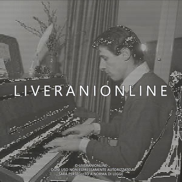 RETROSPETTIVA UDO JURGENS Udo Jürgen Bockelmann CANTANTE E ATTORE AUSTRIACO NELLA FOTO UDO JURGENS Udo Jürgen Bockelmann a Monaco il giorno 20-01-1965  AG ALDO LIVERANI SAS 