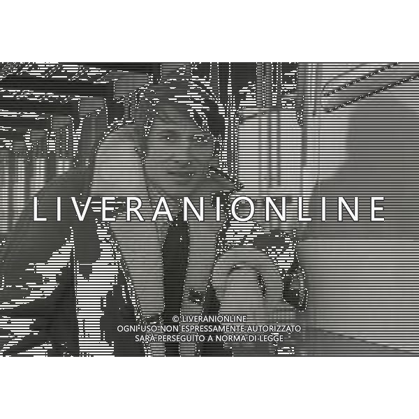 RETROSPETTIVA UDO JURGENS Udo Jürgen Bockelmann CANTANTE E ATTORE AUSTRIACO NELLA FOTO UDO JURGENS Udo Jürgen Bockelmann a Milano all\' aeroporto di linate nell\'anno 1968 AG ALDO LIVERANI SAS