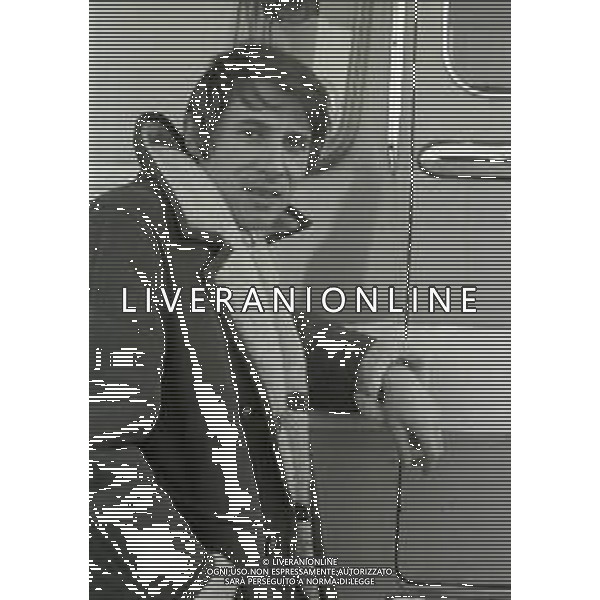 RETROSPETTIVA UDO JURGENS Udo Jürgen Bockelmann CANTANTE E ATTORE AUSTRIACO NELLA FOTO UDO JURGENS Udo Jürgen Bockelmann a Milano all\' aeroporto di linate nell\'anno 1968 AG ALDO LIVERANI SAS
