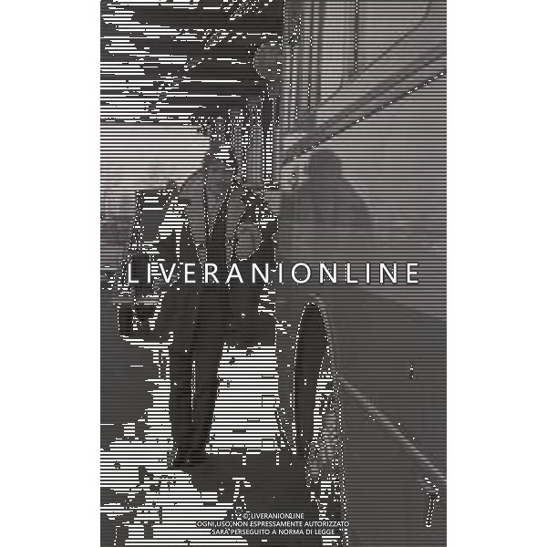 RETROSPETTIVA UDO JURGENS Udo Jürgen Bockelmann CANTANTE E ATTORE AUSTRIACO NELLA FOTO UDO JURGENS Udo Jürgen Bockelmann a Milano all\' aeroporto di linate nell\'anno 1968 AG ALDO LIVERANI SAS