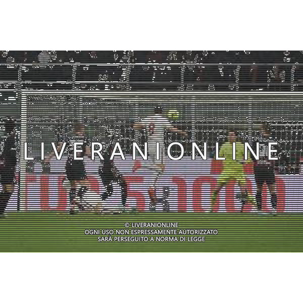 il colpo di testa di Nemanja Matic (Roma) parato da Ciprian Tatarusanu (Milan) e poi ribattuto in rete da Tammy Abraham (Roma) per il gol del 2 a 2 Milan vs Roma Milano 08-01-2023 Stadio Giuseppe Meazza - San Siro Campionato Serie A TIM - 17a giornata foto Roberto Garavaglia/ag. Aldo Liverani sas / AGENZIA ALDO LIVERANI SAS