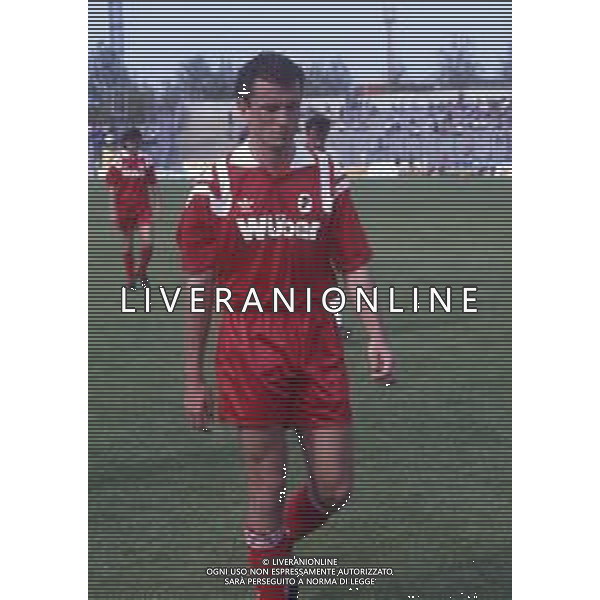 RETROSPETTIVA MARCELLO MONTANARI CALCIATORE NELLA FOTO MARCELLO MONTANARI CON LA MAGLIA DEL BARI CALCIO NELL\'ANNO 1994 AG ALDO LIVERANI SAS