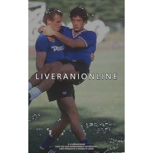 RETROSPETTIVA GIANLUCA VIALLI CALCIATORE NELLA FOTO CON LA MAGLIA DELLA SAMPDORIA NELL\'ANNO 1987-1988 CON HANS-PETER BRIEGEL DURANTE L\'ALLENAMENTO FOTO DFP/ ARCHIVIO AGENZIA ALDO LIVERANI