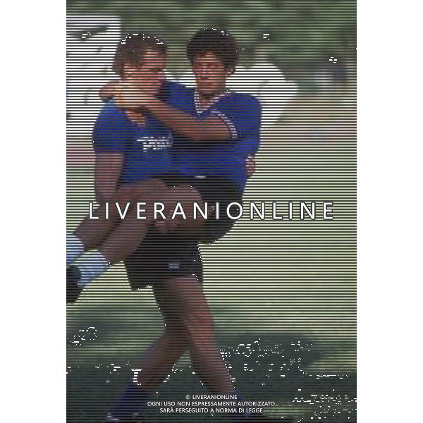 RETROSPETTIVA GIANLUCA VIALLI CALCIATORE NELLA FOTO CON LA MAGLIA DELLA SAMPDORIA NELL\'ANNO 1987-1988 CON HANS-PETER BRIEGEL DURANTE L\'ALLENAMENTO FOTO DFP/ ARCHIVIO AGENZIA ALDO LIVERANI