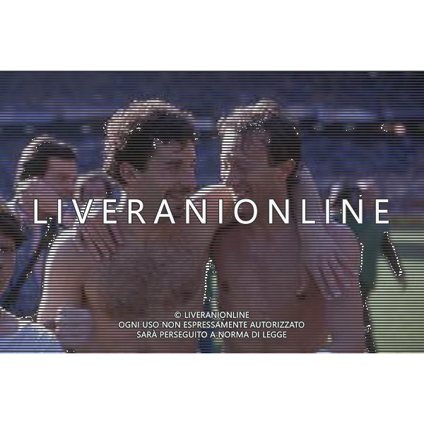 RETROSPETTIVA GIANLUCA VIALLI CALCIATORE NELLA FOTO ESULTANZA A FINE GARA DURANTE I FESTEGGIAMENTI PER LA VITTORIA DEL PRIMO SCUDETTO DELLA SAMPDORIA NELL\'ANNO 1990-1991 CON MORENO MANNINI FOTO DFP/ ARCHIVIO AGENZIA ALDO LIVERANI