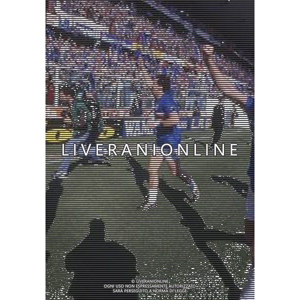RETROSPETTIVA GIANLUCA VIALLI CALCIATORE NELLA FOTO ESULTANZA A FINE GARA DURANTE I FESTEGGIAMENTI PER LA VITTORIA DEL PRIMO SCUDETTO DELLA SAMPDORIA NELL\'ANNO 1990-1991 SOTTO LA CURVA DEI TIFOSI FOTO DFP/ ARCHIVIO AGENZIA ALDO LIVERANI