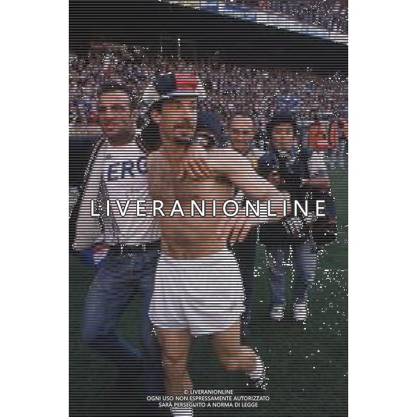 RETROSPETTIVA GIANLUCA VIALLI CALCIATORE NELLA FOTO ESULTANZA A FINE GARA DURANTE I FESTEGGIAMENTI PER LA VITTORIA DEL PRIMO SCUDETTO DELLA SAMPDORIA NELL\'ANNO 1990-1991 FOTO DFP/ ARCHIVIO AGENZIA ALDO LIVERANI
