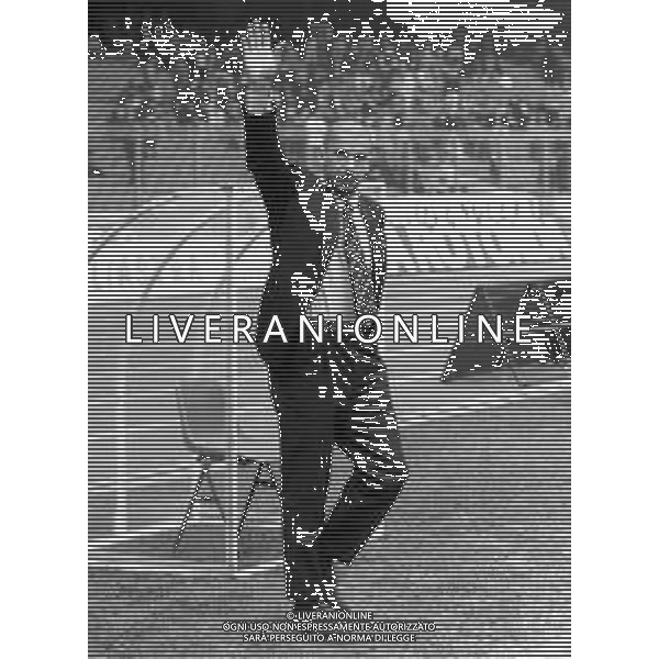 RETROSPETTIVA GIANLUCA VIALLI CALCIATORE NELLA FOTO CON LA MAGLIA DELLA JUVENTUS NELL\'ANNO 1992 - 1993 SALUTA I TIFOSI FOTO DFP/ ARCHIVIO AGENZIA ALDO LIVERANI
