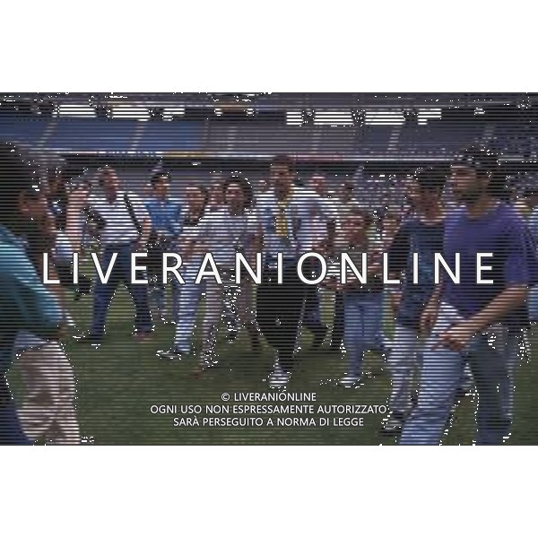 RETROSPETTIVA GIANLUCA VIALLI CALCIATORE NELLA FOTO CON I TIFOSI DELLA JUVENTUS NELL\'ANNO 1993 FOTO DFP/ ARCHIVIO AGENZIA ALDO LIVERANI