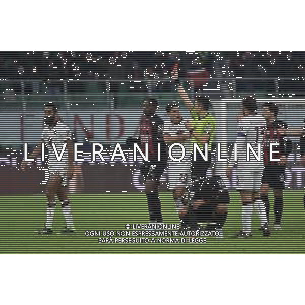 l\'arbitro Antonio Rapuano di Rimini espelle Koffi Djidji (Torino)- cartellino rosso espulsione Milan vs Torino Milano 11-01-2023 Stadio Giuseppe Meazza San Siro Coppa Italia Frecciarossa - ottavi di finale foto Roberto Garavaglia/ag. Aldo Liverani sas / AGENZIA ALDO LIVERANI SAS