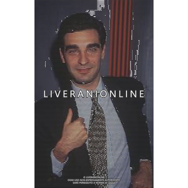 RETROSPETTIVA TIBERIO TIMPERI GIORNALISTA TELEVISIVO NELLA FOTO TIBERIO TIMPERI A MILANO REDAZIONE DI RETE QUATTRO AG ALDO LIVERANI SAS