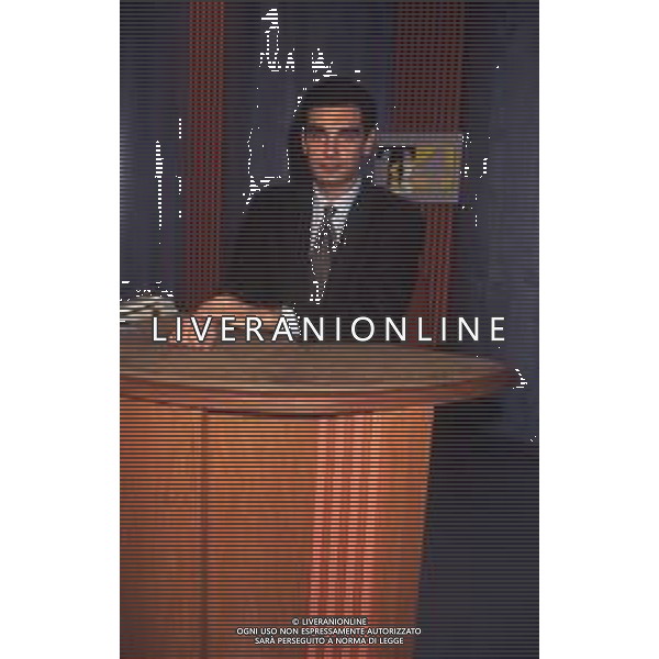 RETROSPETTIVA TIBERIO TIMPERI GIORNALISTA TELEVISIVO NELLA FOTO TIBERIO TIMPERI A MILANO REDAZIONE DI RETE QUATTRO AG ALDO LIVERANI SAS