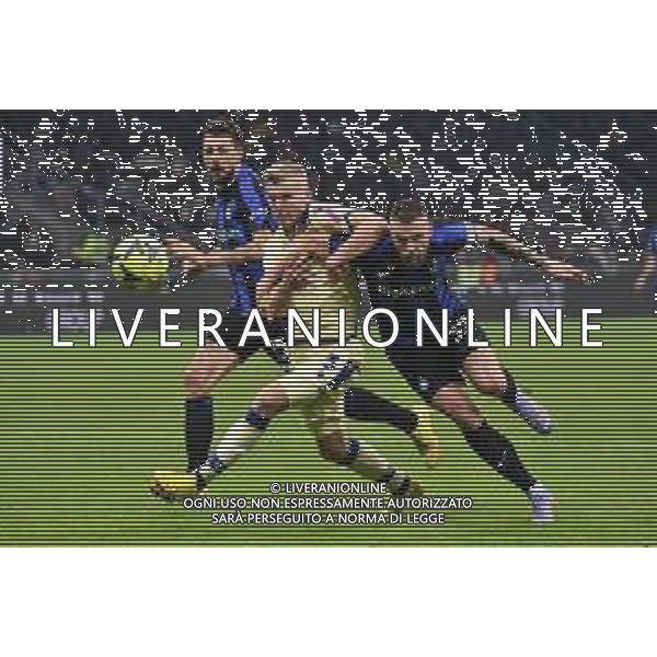 Josh Thomas Doig (Hellas Verona) tra Francesco Acerbi (Inter) e Milan Skriniar (Inter) Inter vs Hellas Verona Milano 14-01-2023 Stadio Giuseppe Meazza - San Siro Campionato Serie A TIM - 18a giornata foto Roberto Garavaglia/ag. Aldo Liverani sas / AGENZIA ALDO LIVERANI SAS
