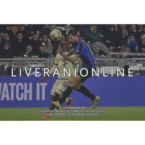Yayah Kallon (Hellas Verona) e Francesco Acerbi (Inter) Inter vs Hellas Verona Milano 14-01-2023 Stadio Giuseppe Meazza - San Siro Campionato Serie A TIM - 18a giornata foto Roberto Garavaglia/ag. Aldo Liverani sas / AGENZIA ALDO LIVERANI SAS