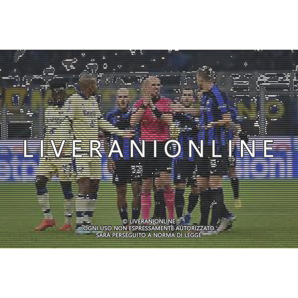 proteste con l\'arbitro Michael Fabbri di Ravenna Inter vs Hellas Verona Milano 14-01-2023 Stadio Giuseppe Meazza - San Siro Campionato Serie A TIM - 18a giornata foto Roberto Garavaglia/ag. Aldo Liverani sas / AGENZIA ALDO LIVERANI SAS