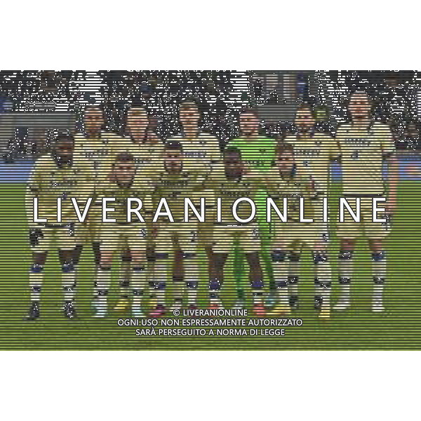 la formazione dell\'Hellas Verona, in piedi da SX Isak Hien, Josh Thomas Doig, Pawel Dawidowicz, Lorenzo Montipo\', Federico Ceccherini e Milan Djuric; in basso da SX Adrien Fidele Tameze, Darko Lazovic, Fabio Depaoli, Yayah Kallon e Ivan Ilic Inter vs Hellas Verona Milano 14-01-2023 Stadio Giuseppe Meazza - San Siro Campionato Serie A TIM - 18a giornata foto Roberto Garavaglia/ag. Aldo Liverani sas
