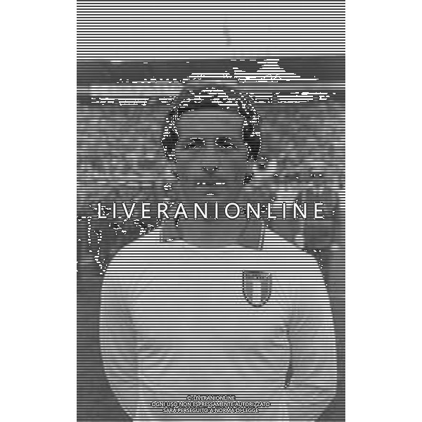 RETROSPETTIVA GIUSEPPE DOSSENA CALCIATORE NELLA FOTO CON LA MAGLIA DELLA NAZIONALE ITALIANA CALCIO NELL\'ANNO 1981-1982 AG ALDO LIVERANI SAS