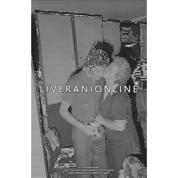 RETROSPETTIVA GIUSEPPE DOSSENA CALCIATORE NELLA FOTO NEL 1982 IN FAMIGLIA CON LA MADRE AG ALDO LIVERANI SAS