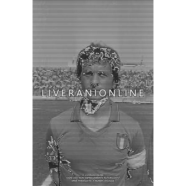 RETROSPETTIVA GIUSEPPE DOSSENA CALCIATORE NELLA FOTO CON LA MAGLIA DELLA NAZIONALE ITALIANA CALCIO UNDER 21 NELL\'ANNO 1983-1984 AG ALDO LIVERANI SAS