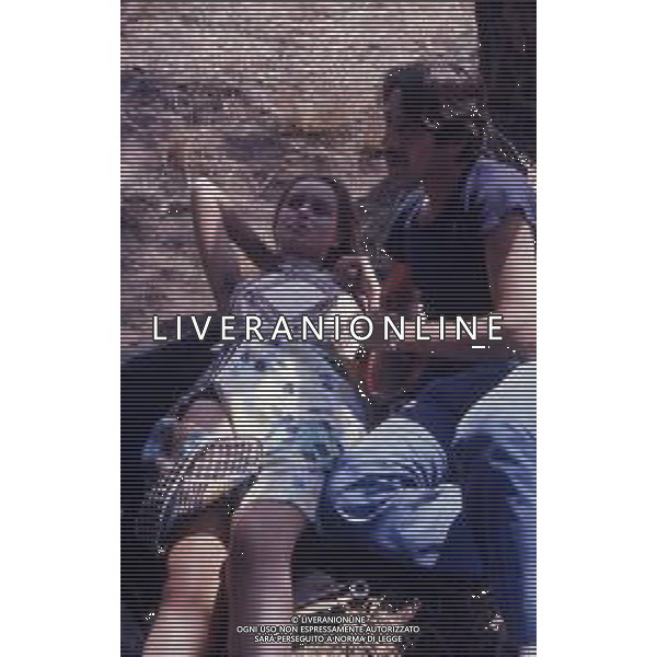 RETROSPETTIVA GLORIA GUIDA ATTRICE NELLA FOTO GLORIA GUIDA CON CORRADO PANI SUL SET DEL FILM“LA MINORENNE“ NELL\'ANNO 1974 AG ALDO LIVERANI SAS 