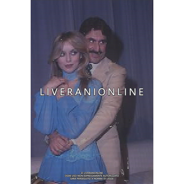 RETROSPETTIVA GLORIA GUIDA ATTRICE NELLA FOTO GLORIA GUIDA CON LANDO BUZZANCA NELLA TRASMISSIONE TELEVISIVA “SETTIMO ANNO“ NELL\'ANNO 1977 AG ALDO LIVERANI SAS 