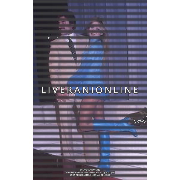 RETROSPETTIVA GLORIA GUIDA ATTRICE NELLA FOTO GLORIA GUIDA CON LANDO BUZZANCA NELLA TRASMISSIONE TELEVISIVA “SETTIMO ANNO“ NELL\'ANNO 1977 AG ALDO LIVERANI SAS 