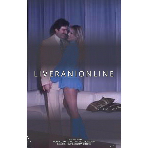 RETROSPETTIVA GLORIA GUIDA ATTRICE NELLA FOTO GLORIA GUIDA CON LANDO BUZZANCA NELLA TRASMISSIONE TELEVISIVA “SETTIMO ANNO“ NELL\'ANNO 1977 AG ALDO LIVERANI SAS 