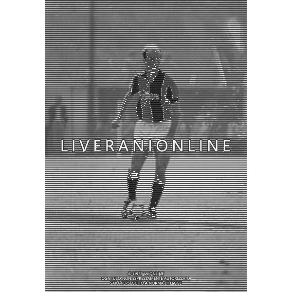 RETROSPETTIVA ADELMO PARIS CALCIATORE NELLA FOTO ADELMO PARIS CON LA MAGLIA DEL BOLOGNA CALCIO NELL\'ANNO 1981-1982 AG ALDO LIVERANI SAS