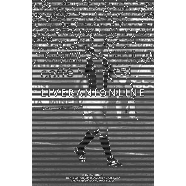 RETROSPETTIVA ADELMO PARIS CALCIATORE NELLA FOTO ADELMO PARIS CON LA MAGLIA DEL BOLOGNA CALCIO NELL\'ANNO 1981-1982 AG ALDO LIVERANI SAS