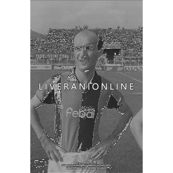RETROSPETTIVA ADELMO PARIS CALCIATORE NELLA FOTO ADELMO PARIS CON LA MAGLIA DEL BOLOGNA CALCIO NELL\'ANNO 1981-1982 AG ALDO LIVERANI SAS