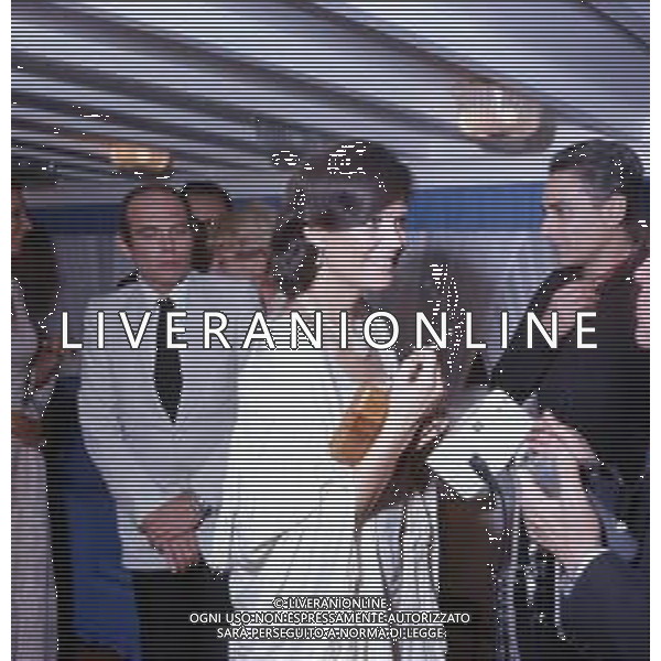 RETROSPETTIVA CLAUDIA CARDINALE ATTRICE NELLA FOTO CON PASQUALE SQUITIERI NELL\'ANNO 1976 AL FESTIVAL INTERNAZIONALE DEL CINEMA DI CANNES AG ALDO LIVERANI SAS