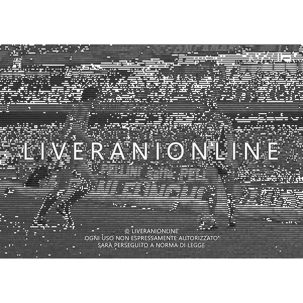 24-03-1985 VERONA-CAMPIONATO DI CALCIO SERIE A VERONA-CREMONESE 3-0 NELLA FOTO PREBEN LARSEN ELKJAER E MARIO MONTORFANO AG ALDO LIVERANI SAS